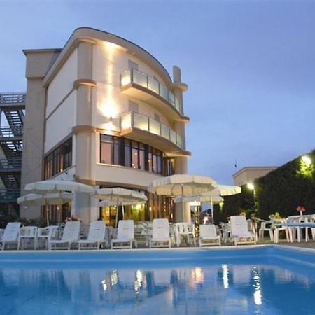 Hotel Capitol San Mauro Mare Zewnętrze zdjęcie