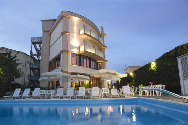 Hotel Capitol San Mauro Mare Zewnętrze zdjęcie